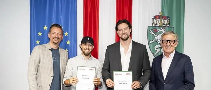 WKO-Steiermark-Präsident Josef Herk (re.) und „Steirische Wirtschaft“-Chefredakteur Mario Lugger (li.) gratulieren Patrick Veronik (2.v.l.) und Maximilian Wassler zur Auszeichnung