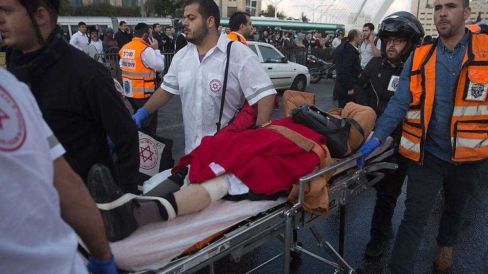 Der Polizist  schosse auf eine angeschossene und reglos am Boden liegende palästinensische Teenagerin