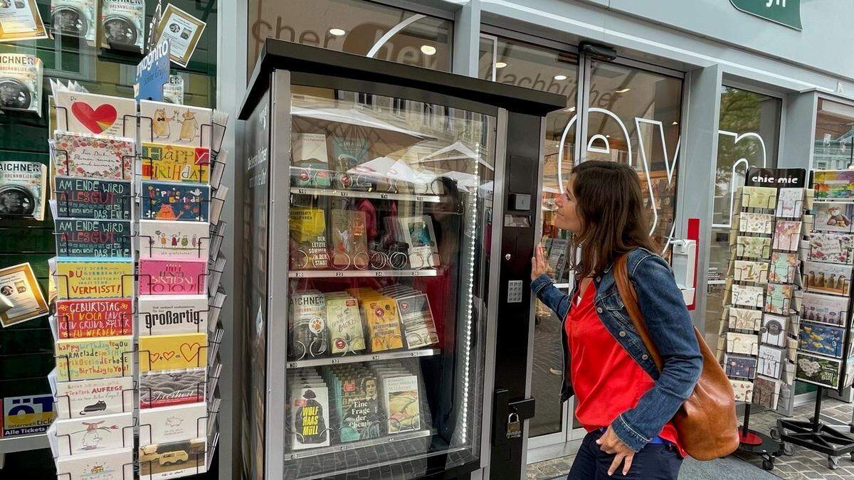 Der neue Bücherautomat vor der Buchhandlung &quot;Heyn&quot;