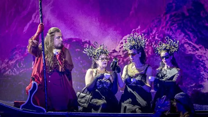 José Coca Loza (Caronte), Ester Ferraro (Aletto), Danilo Pastore (Megera) und Neima Fischer (Tesifone) in einer Szene aus der Oper "Il pomo d'oro"