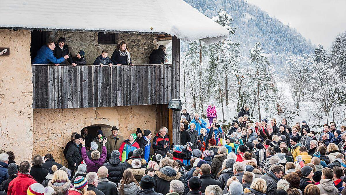 Die Striezel werden von der Burgmeierei in die Menge geworfen