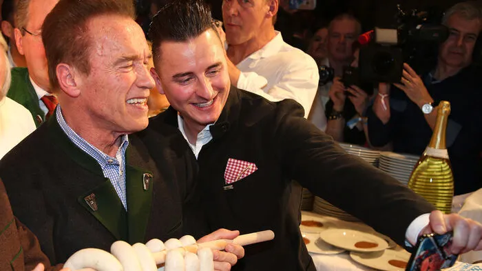 Arnold Schwarzenegger (links) dominierte Freitagabend die 26. Auflage der "Weißwurstparty" im Goinger Stanglwirt anlässlich der 77. Hahnenkammrennen. Der dritte Auftritt der Steirischen Eiche bei der Eröffnung der kollektiven "Zuzlerei" löste wieder schweres Blitzlichtgewitter aus. Andreas Gabalier rangierte gleich dahinter