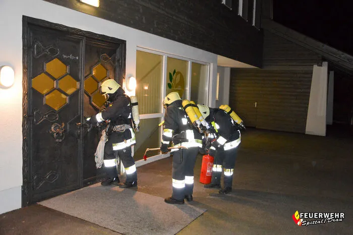 Simuliert wurde ein Brandausbruch in einem Lagerraum im Keller. Die Alarmierung erfolgte über die Brandmeldeanlage und Brandschutzeinrichtungen.