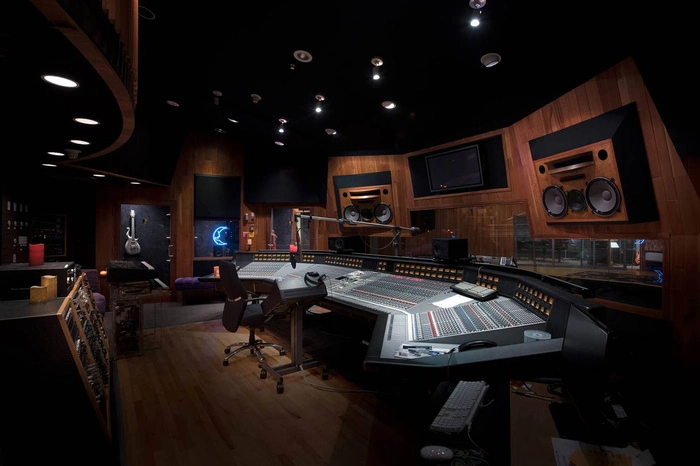 Doch Fotos aus dem Inneren liefern andere Eindrücke: Modern ausgestattete Tonstudios, mit lilafarbenem Licht inszenierte Balkone und überall Erinnerungen an den Mann, der diese Studios baute: Prince.