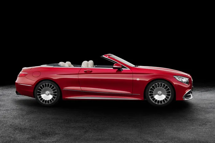 Den Antrieb des Cabriolets kann man durchaus standesgemäß nennen: Für ein Schwimmen in Kraft bürgt ein sechs Liter großer Biturbo-V12 mit einer Leistung von 630 PS, ganz nebenbei gibt es auch noch 1000 Newtonmeter Drehmoment oben drauf. Für die Kraftübertragung zur Hinterachse ist die Siebengang-Automatik verantwortlich. Für ein besonderes Fahrgefühl sorgt das Luftfahrwerk mit stufenloser Dämpfungsregelung.