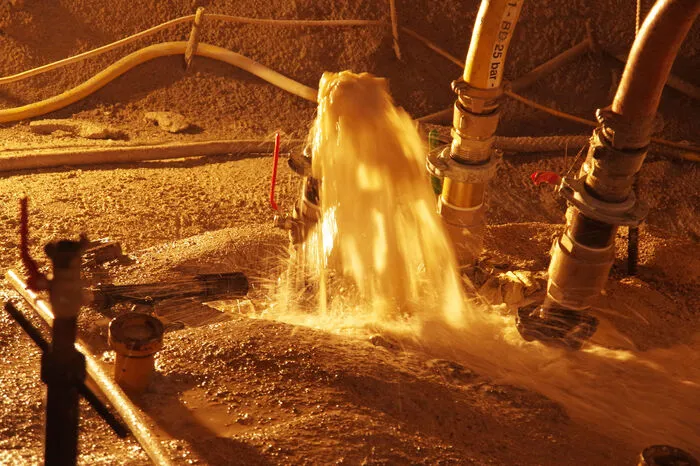 Durch Betonplatten wurde der Austritt bereits kanalisiert und wird mit zwei starken Pumpen abgepumpt.