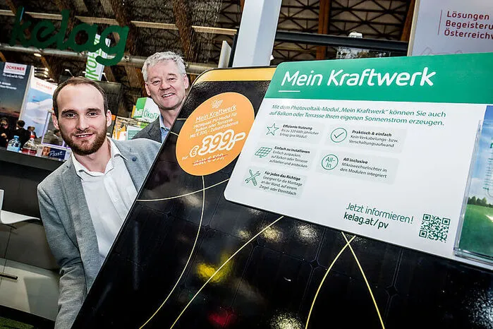 Marketing-Leiter Werner Pietsch (rechts) und Patrik Strieder von der Kelag mit dem Mini-Kraftwerk für den Balkon: Das Solarmodul kann man einfach an der Steckdose anstecken und Strom produzieren. Ein Genehmigungsverfahren ist nicht nötig, lediglich eine Meldung an den Netzbetreiber.