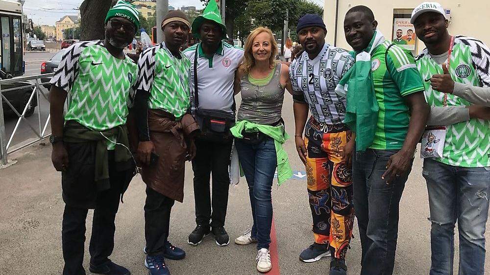Auch viele Nationen lernen die Kowatschs bei der WM kennen: Elisabeth Kowatsch mit den nigerianischen Fans