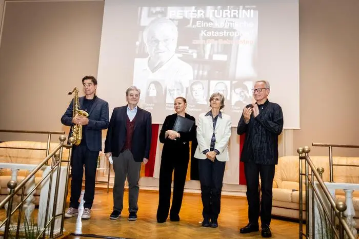 Edgar Unterkirchner, Erwin Steinhauer, Sandra Cervik, Danielle Proskar und Arnold Mettnitzer ehrten Peter Turrini