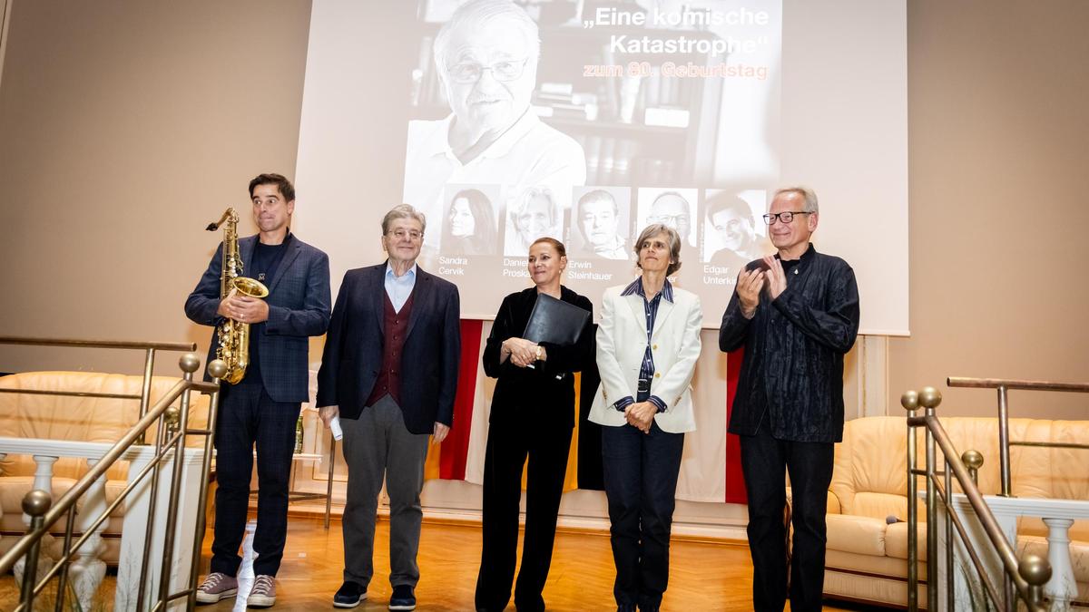 Würdigung für Peter Turrini im Rathaus von Wolfsberg: Edgar Unterkirchner, Erwin Steinhauer, Sandra Cervik, Danielle Proskar und Arnold Mettnitzer