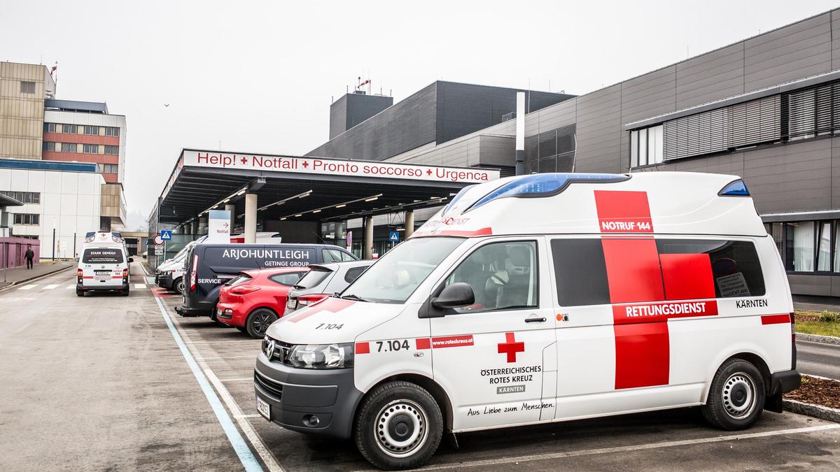 Im Klinikum Klagenfurt kämpfen die Ärzte vergeblich um das Leben der Frau