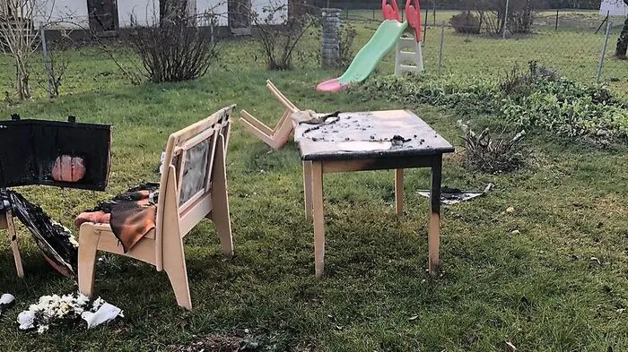 Die Feuerwehren schafften auch die verbrannten Möbel ins Freie