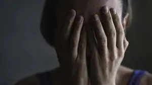 Person covering face with hands showing stress and depression model released, Symbolfoto, AZF00672