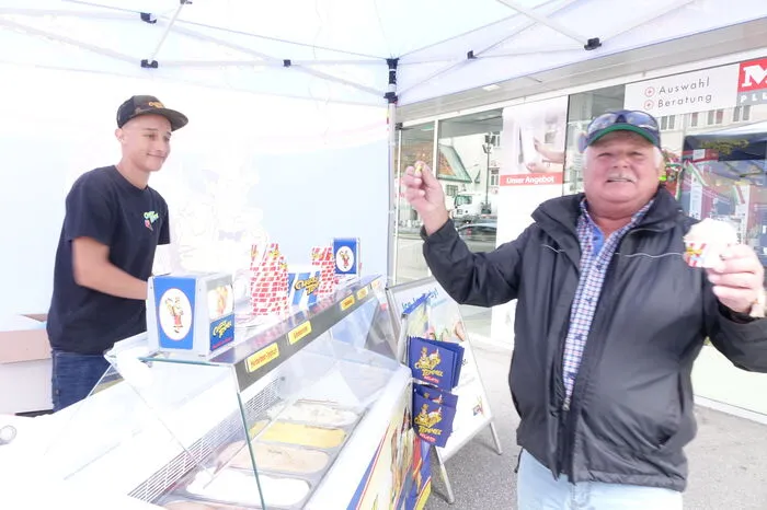 Wolfgang Temmel und Sohn Tobias verteilten neben Mango-, Schokoladen- und Haselnusseis auch fleißig Luftballons an die vielen Kinder, die dem Temmel-Eisstand einen Besuch abstatteten.