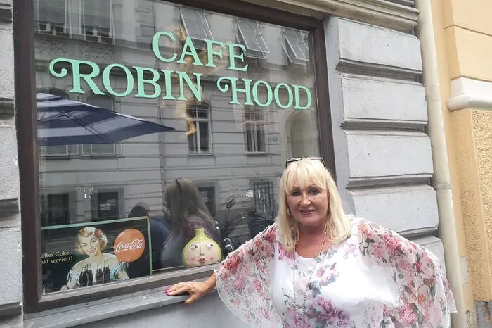 Doris Urdl – Cafe Robin Hood:"Von den Gästen habe ich bisher noch keine Reaktion auf die neuen Quarantäneregeln bemerkt. Es war noch niemand mit Maske hier, und ich glaube auch, dass das so bleibt. Wenn wer krank ist, wird er auch nicht reingehen. Soll er sich hinsetzen und eine Zeitung lesen? Das ist ein Blödsinn. Ich denke aber, dass die Leute so viel Eigenverantwortung haben, nicht in die Gastronomie zu kommen, wenn sie positiv sind. Sollten sich meine Mitarbeiterin oder ich infizieren, werden wir natürlich nicht arbeiten gehen. Bei der Grippe sind wir ja auch nicht arbeiten gegangen, da kann man ja wen anders anstecken. Die neuen Regeln sind nicht okay, weil sie komplett unklar sind. Man kann nicht sagen, die Leute dürfen in die Gastro, dürfen aber nichts konsumieren. Aber wir haben das vorher gut gemeistert und werden es auch jetzt gut meistern!"