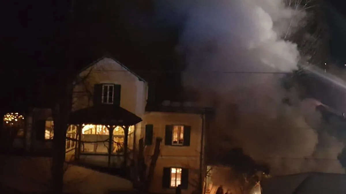 Dichte Rauchschwaden stiegen in den Nachthimmel auf 