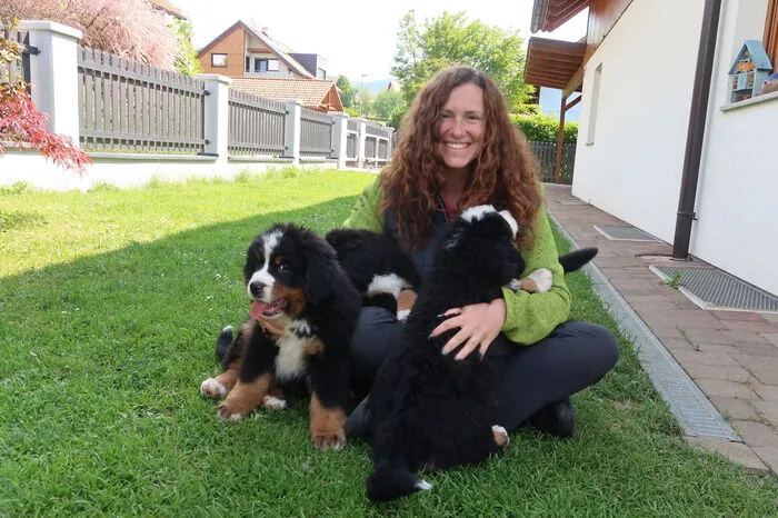 Züchterin Christina Fruhwirth und ihre Welpen.