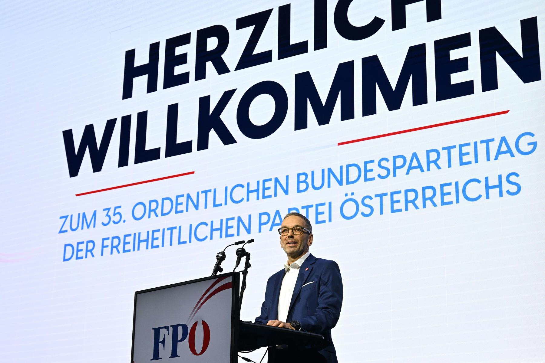 Kickl vor Wiederwahl: Blauer Parteitag startet mit Störaktion und Orban-Gruß