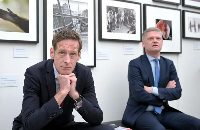 ABD0019_20240424 - WIEN - ÖSTERREICH: Die Fraktionsführer Andreas Hanger (ÖVP/r.) und Kai Jan Krainer (SPÖ) im Rahmen einer Sitzung des COFAG-U-Ausschusses am Mittwoch, 24. April 2024, im Parlament in Wien. - FOTO: APA/ROLAND SCHLAGER