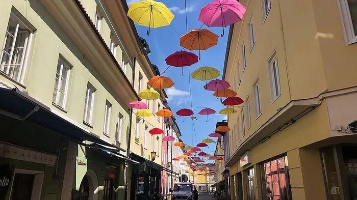 In der Lederergasse wurden 200 Schirme aufgehängt