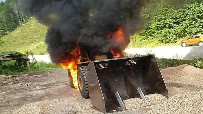 Bei einem Sägewerk in Lölling stand ein Radlader in Vollbrand