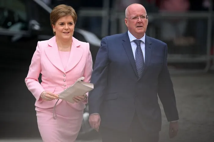 Die schottische Ministerin Nicola Sturgeon (links)