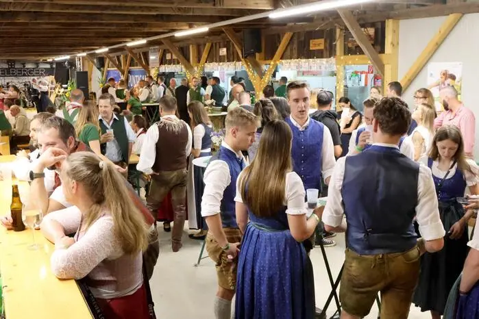 Für die Auftänze sorgten die VTG Lindwurm und Edelweiß sowie die Landjugend St. Urban. Und die Mirniger Schuhplattler begeisterten mit einer zünftigen Mitternachtseinlage.