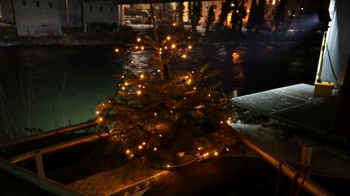 Mit ihrem Christbaumfloß und dem Leobener Christkind als Begleitung schwammen die Einsatztaucher in einer Feuerwehrzille von der Pegelmessstelle am Mareckkai zur Waasenbrücke.