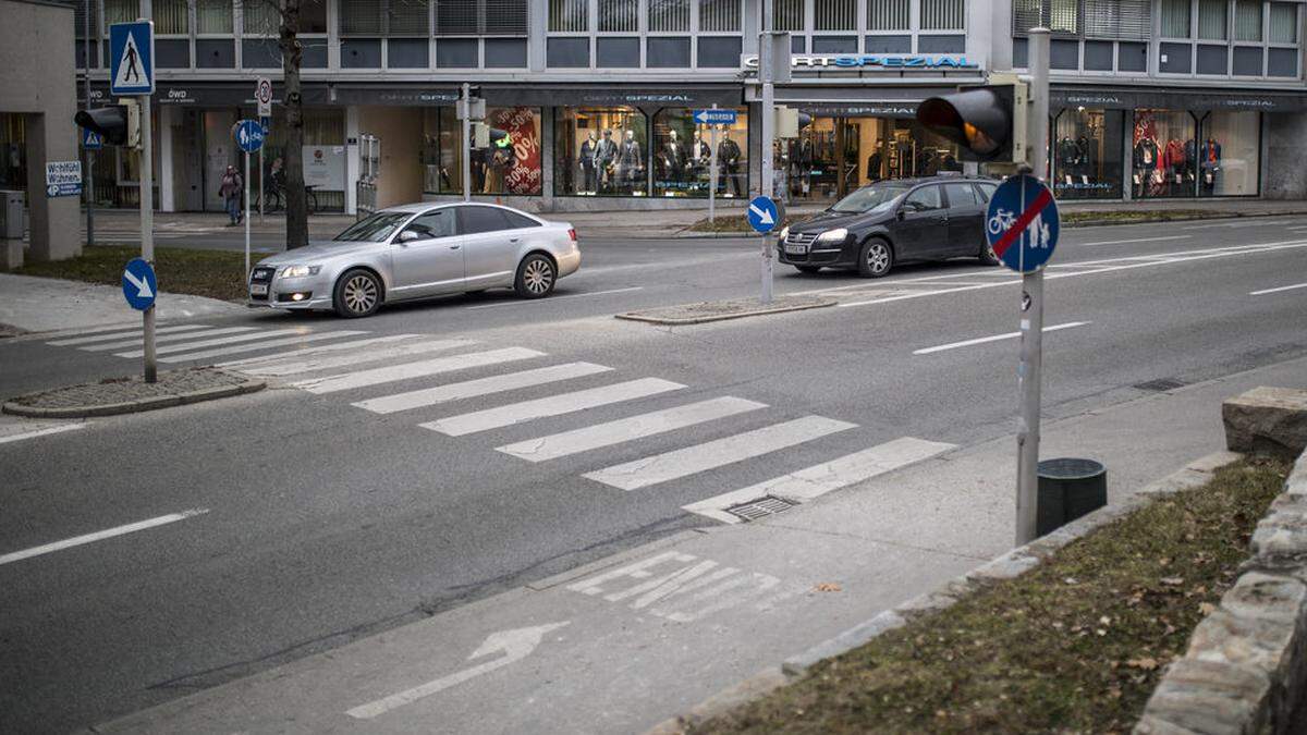 Der Fußgängerübergang, er liegt auf dem Völkermarkter Ring, ist eine potenzielle Gefahrenstelle