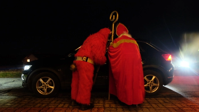 Im Gleisdorfer Ortsteil Labuch organisierte die Freiwillige Feuerwehr einen Nikolo-Drive-In, da Hausbesuche wegen der Pandemie heuer für den Nikolaus schwierig zu bewerkstelligen waren.
