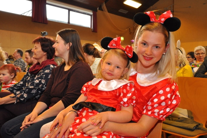 Eingeladen waren dazu auch die Kinder und Lehrkräfte der örtlichen Volksschule sowie die Lebenshilfe Neumarkt. Bei diesem alljährlichen Faschingsfest sind auch immer Eltern und Großeltern sehr zahlreich vertreten.