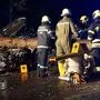 Vier Personen wurden in Gnas verletzt als während eines Unwetter ein Baum ein Auto stürzte.