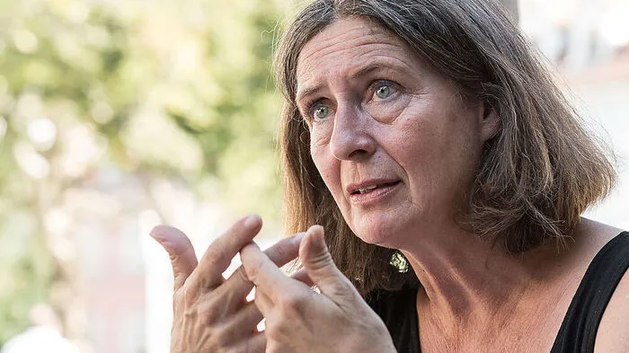 Das sagt die Koalition Bürgermeisterin Elke Kahr (KPÖ): Wir stellen jene Menschen in den Mittelpunkt, die von der Politik oft übersehen werden, sind auf Seite jener, die es sich nicht richten können und setzen uns dafür ein, dass Zusammenhalt und Teilhabe am Leben der Stadt für alle möglich ist. Wir haben Gebührenerhöhungen ausgesetzt, den Energiekostenzuschuss pro Haushalt von 75 auf 100 Euro erhöht und forcieren die Stadtteilarbeit.“  