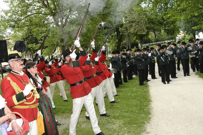 Ein Salut der Bürgergarde beim Festakt vor dem Spittaler Parkschlössl zu Ehren der Gäste aus den Partnerstädten Porcia-Pordeneone, Löhne und Gotschee.