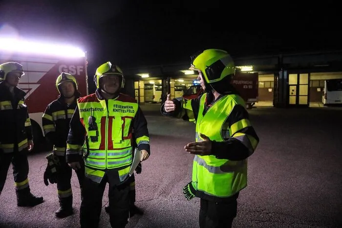 Erstmaßnahme war das großräumige Absperren des Areals. In der Zwischenzeit wurde seitens der Feuerwehr Knittelfeld die Personendekontaminationsstrecke aufgebaut. Das Primärziel der Übung war das taktisch richtige Vorgehen bei einem Unfall mit Gefahrstoffaustritt.