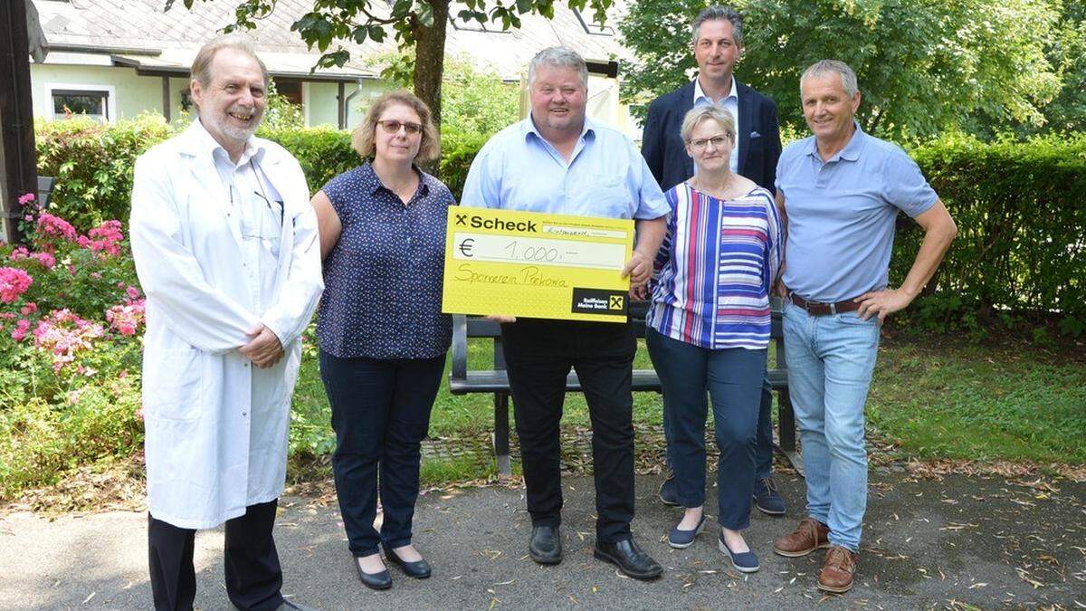 Feierlich wurde der Spendenscheck von den Vetretern des Sparvereins Prekowa an den Förderkreis Onkologie St. Veit/Glan überreicht.