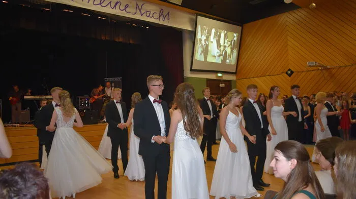 Mit einer beeindruckenden Polonaise starteten die Maturantinnen und Maturanten des Borg Birkfeld in eine märchenhafte Ballnacht.