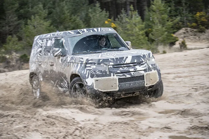 Gebaut wird der Brite übrigens nicht mehr auf der Insel, sondern im neuen Werk von Jaguar und Land Rover in Nitra in der Slowakei.