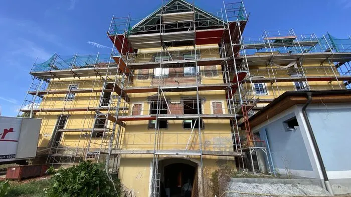 Aktuell ist das Gebäude gehüllt in Baustellengerüst.