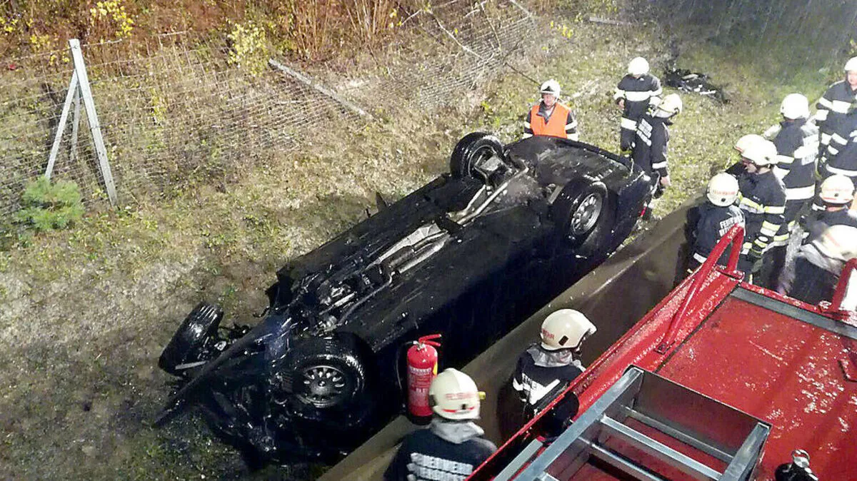 Auf der A2 bei Sinabelkirchen landete ein Pkw-Lenker auf dem Dach
