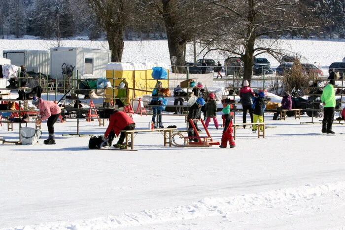 Nicht nur die Skipisten sind zu Coronazeiten gut ausgelastet, auch auf den Eislaufplätzen herrscht reges Treiben. 