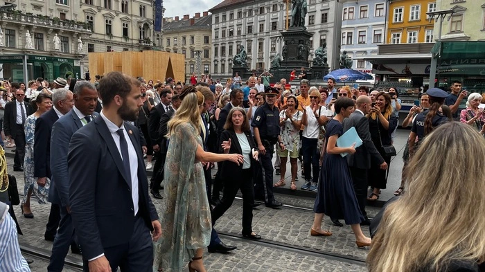 Keine Berührungsängste hatte das holländische Königspaar nach seinem Besuch im Grazer Rathaus