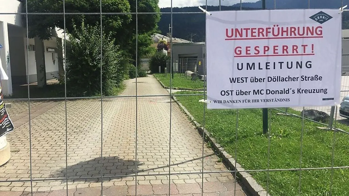 Mit diesem angebrachten Zettel sind Fußgänger konfrontiert, die die Unterführung in Liezen nutzen wollen 	