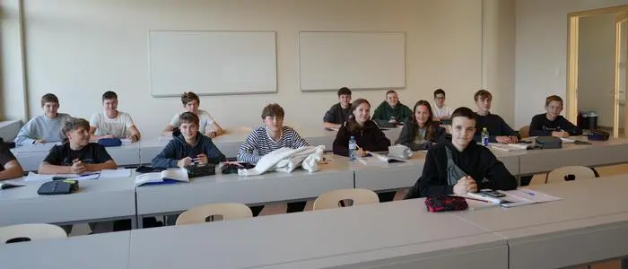 Neben einer „Homebase“ gibt es offene Lernbereiche. Auch Klassenzimmer gibt es noch, die aber flexibel genutzt werden