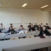 Neben einer „Homebase“ gibt es offene Lernbereiche. Auch Klassenzimmer gibt es noch, die aber flexibel genutzt werden