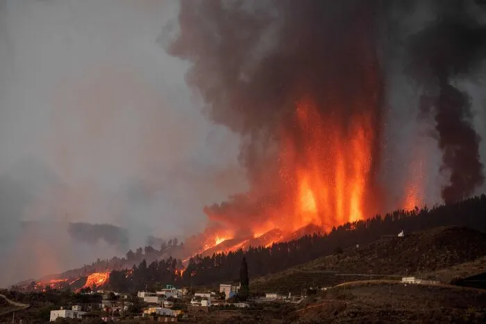 Später waren im Fernsehen riesige Feuerfontänen zu sehen, die in den Nachthimmel schossen. Anschließend begann der Vulkan große Mengen braunen und weißen Rauchs sowie Gesteinsbrocken und rotglühende Lava in die Luft zu schleudern.