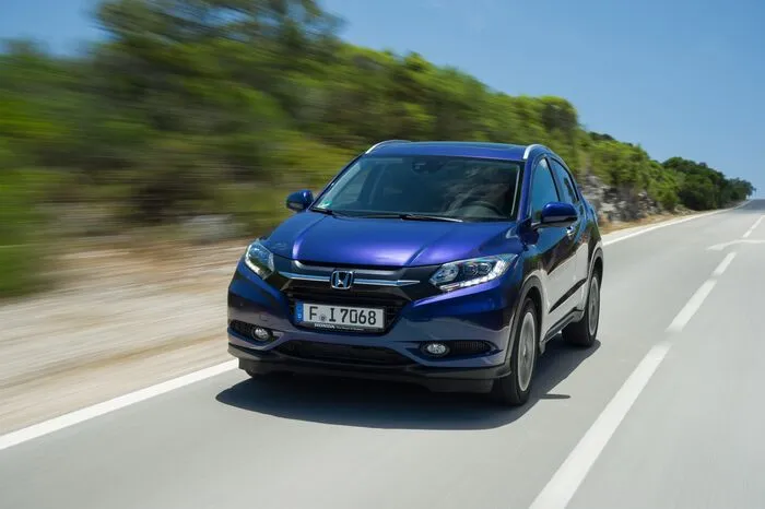 Das Bullige eines Softroaders, kombiniert mit der Geräumigkeit eines kleinen Vans und dem Pep eines Coupés. Heißt: innen fast so viel Platz wie der CR-V, dabei aber kürzer und knackiger.
