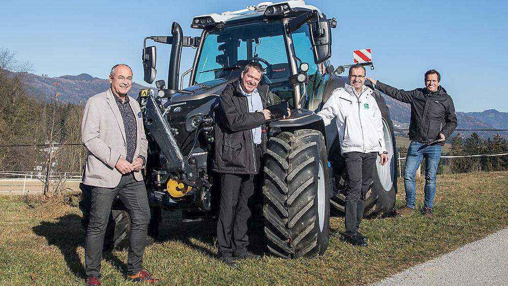 Erwin Zinser, Wilhelm Zugaj und Joachim Schauer von der FH mit Thomas Mühlbacher von &quot;landwirt.com&quot; (in Weiß)