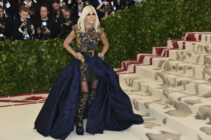 Gab sich die seltene Ehre: Designerin Donatella Versace im selbst entworfenen Kleid.
