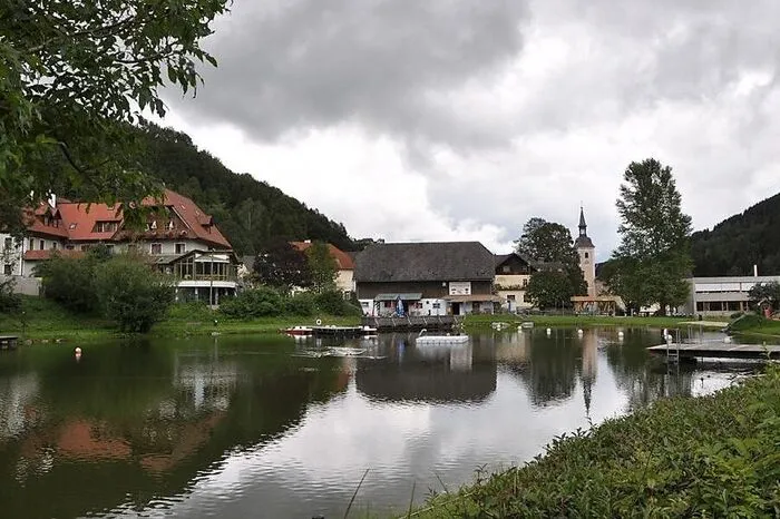 Mitten im oberen Lafnitztal liegt der Badesee Mönichwald. Es gibt auch einen Kinder-Badebereich und wer möchte, kann mit einem Tretboot im See herum schippern.